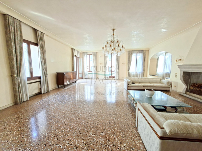 Nel cuore del Centro Storico di Padova, lungo via Manin, una delle strade più antiche e ricercate...