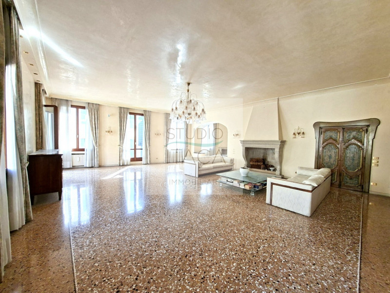 Nel cuore del Centro Storico di Padova, lungo via Manin, una delle strade più antiche e ricercate...