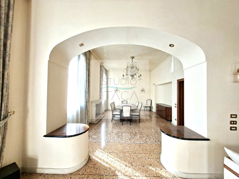 Nel cuore del Centro Storico di Padova, lungo via Manin, una delle strade più antiche e ricercate...