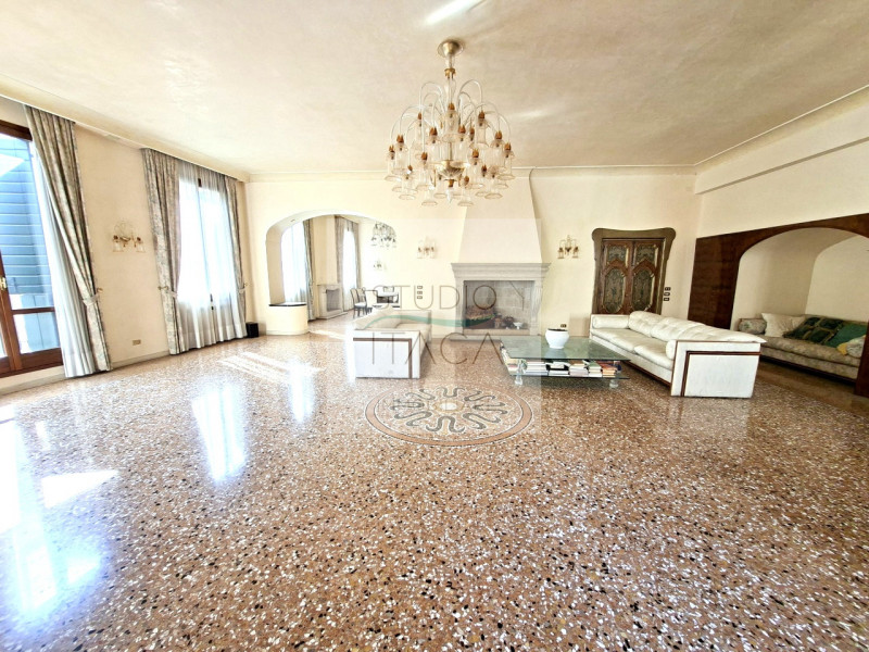 Nel cuore del Centro Storico di Padova, lungo via Manin, una delle strade più antiche e ricercate...