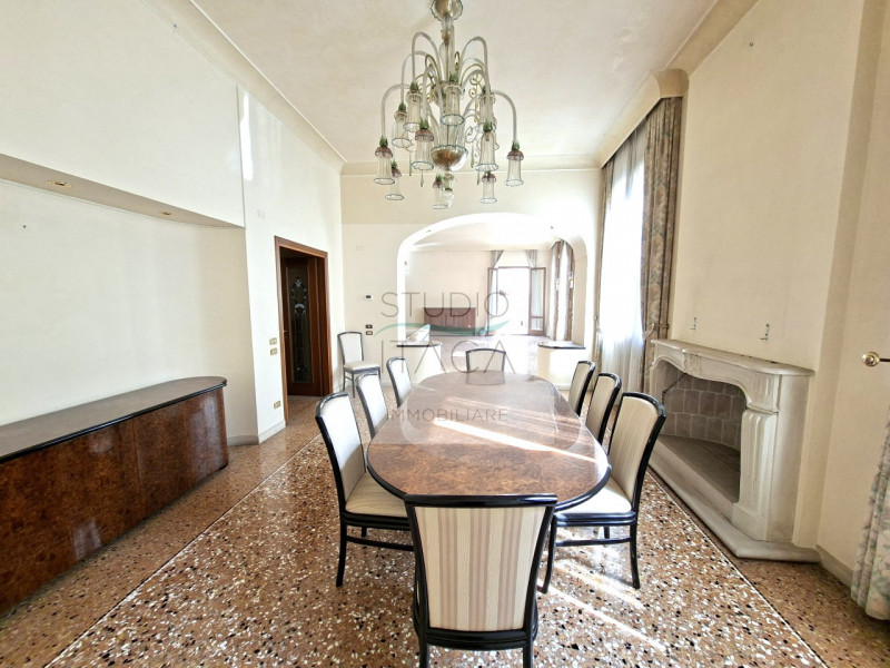 Nel cuore del Centro Storico di Padova, lungo via Manin, una delle strade più antiche e ricercate...