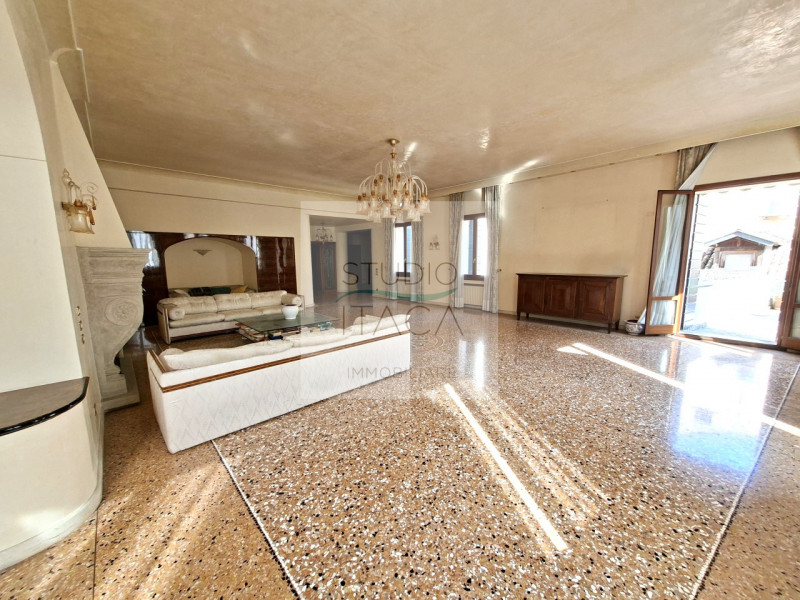 Nel cuore del Centro Storico di Padova, lungo via Manin, una delle strade più antiche e ricercate...