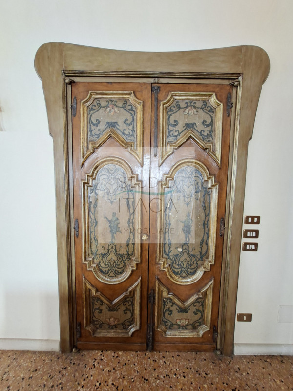 Nel cuore del Centro Storico di Padova, lungo via Manin, una delle strade più antiche e ricercate...