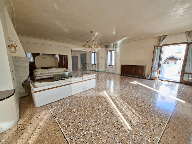 Nel cuore del Centro Storico di Padova, lungo via Manin, una delle strade più antiche e ricercate...