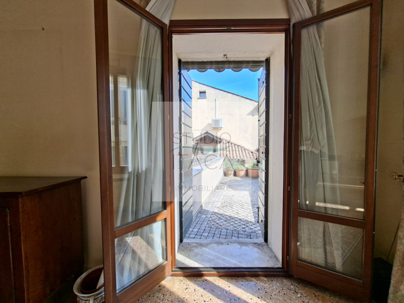 Nel cuore del Centro Storico di Padova, lungo via Manin, una delle strade più antiche e ricercate...