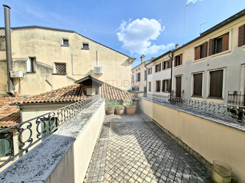 Nel cuore del Centro Storico di Padova, lungo via Manin, una delle strade più antiche e ricercate...