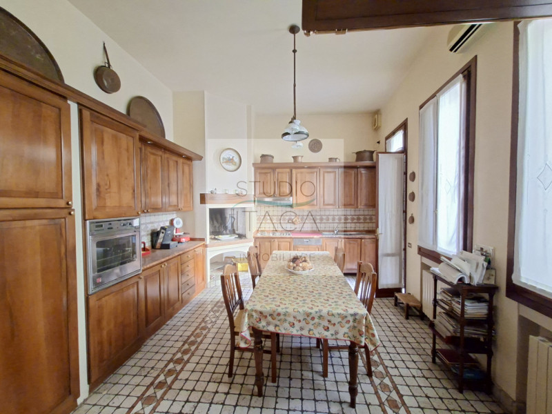 Nel cuore del Centro Storico di Padova, lungo via Manin, una delle strade più antiche e ricercate...