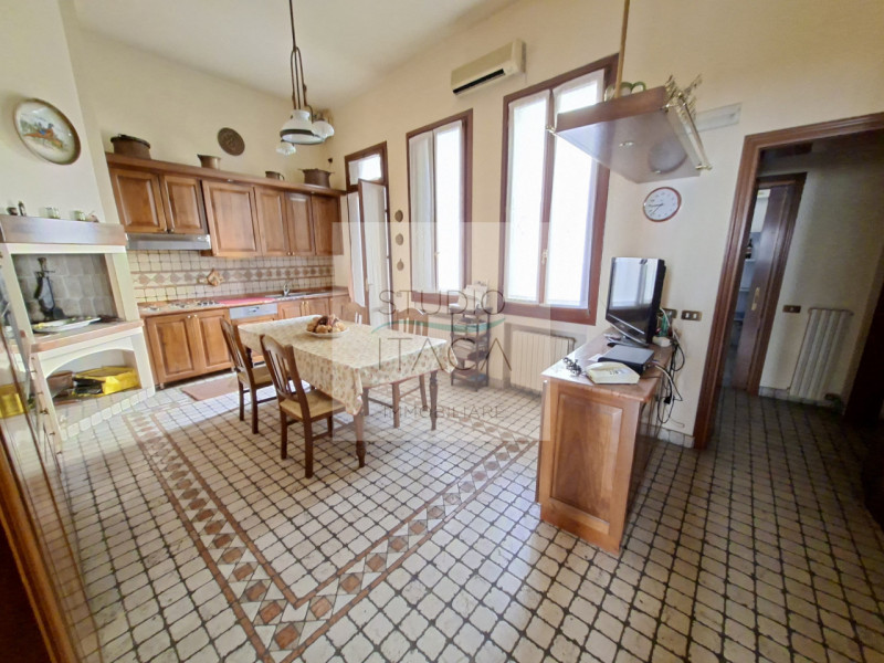 Nel cuore del Centro Storico di Padova, lungo via Manin, una delle strade più antiche e ricercate...