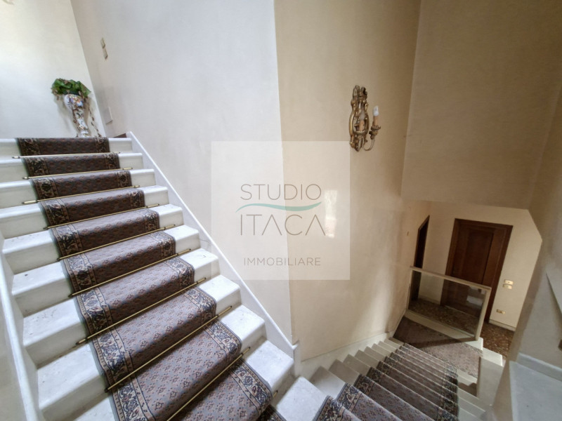 Nel cuore del Centro Storico di Padova, lungo via Manin, una delle strade più antiche e ricercate...