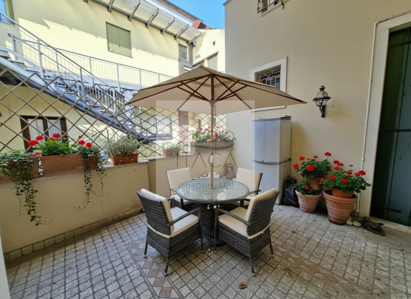 Nel cuore del Centro Storico di Padova, lungo via Manin, una delle strade più antiche e ricercate...