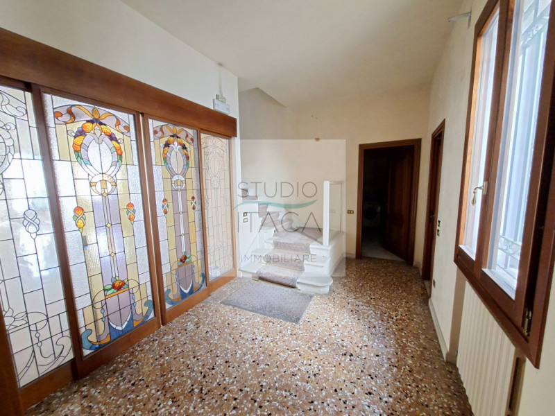 Nel cuore del Centro Storico di Padova, lungo via Manin, una delle strade più antiche e ricercate...