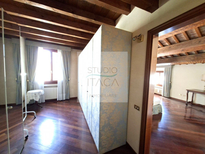 Nel cuore del Centro Storico di Padova, lungo via Manin, una delle strade più antiche e ricercate...