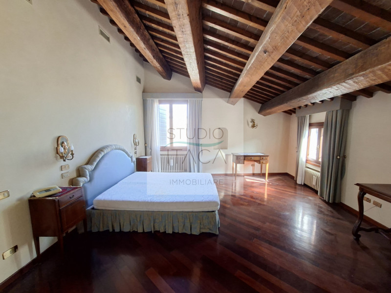 Nel cuore del Centro Storico di Padova, lungo via Manin, una delle strade più antiche e ricercate...