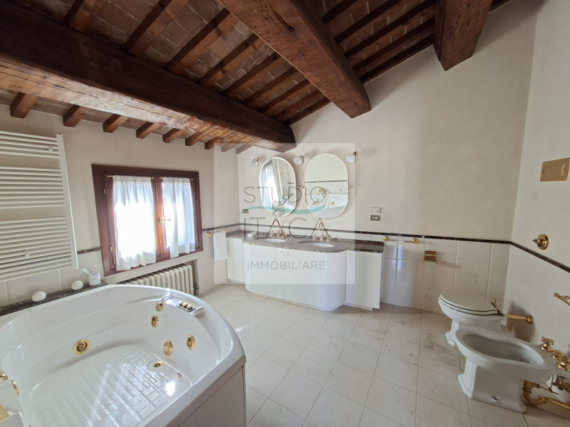 Nel cuore del Centro Storico di Padova, lungo via Manin, una delle strade più antiche e ricercate...