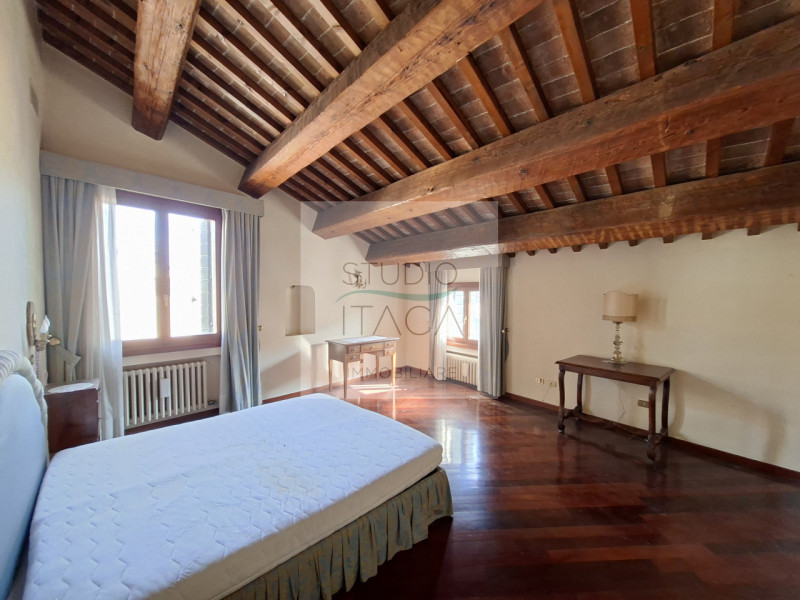 Nel cuore del Centro Storico di Padova, lungo via Manin, una delle strade più antiche e ricercate...