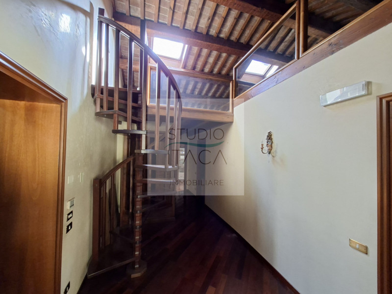 Nel cuore del Centro Storico di Padova, lungo via Manin, una delle strade più antiche e ricercate...