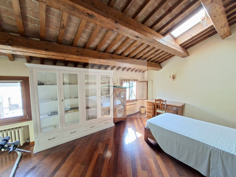 Nel cuore del Centro Storico di Padova, lungo via Manin, una delle strade più antiche e ricercate...