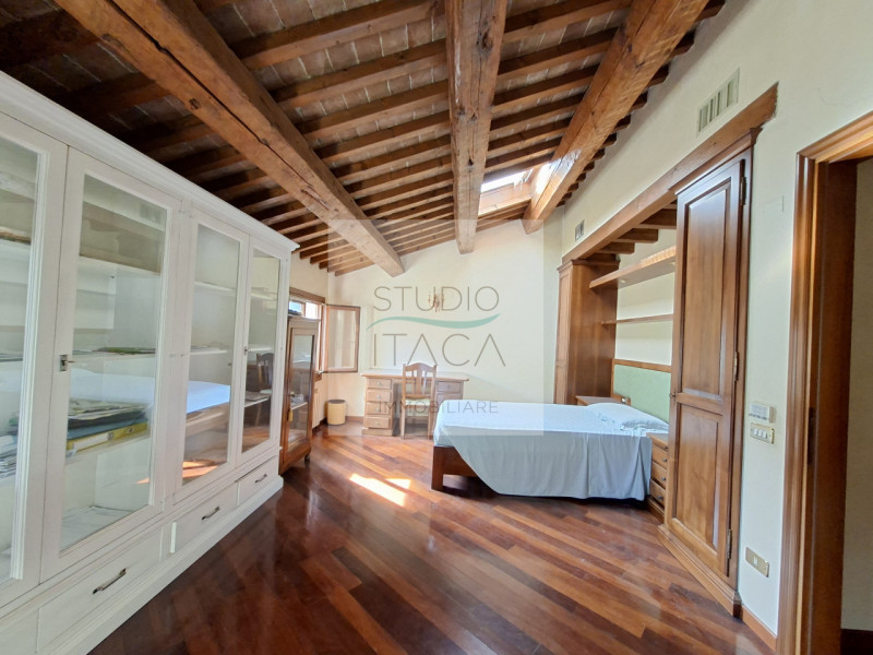 Nel cuore del Centro Storico di Padova, lungo via Manin, una delle strade più antiche e ricercate...