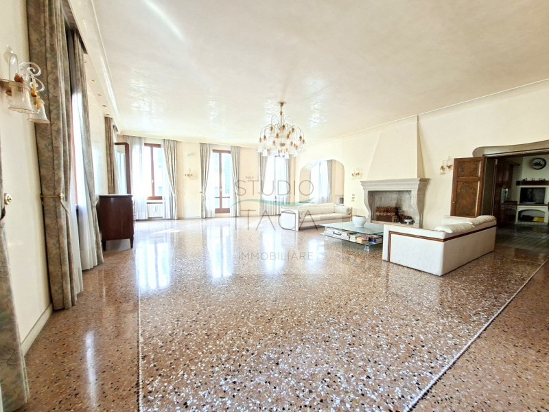 Nel cuore del Centro Storico di Padova, lungo via Manin, una delle strade più antiche e ricercate...