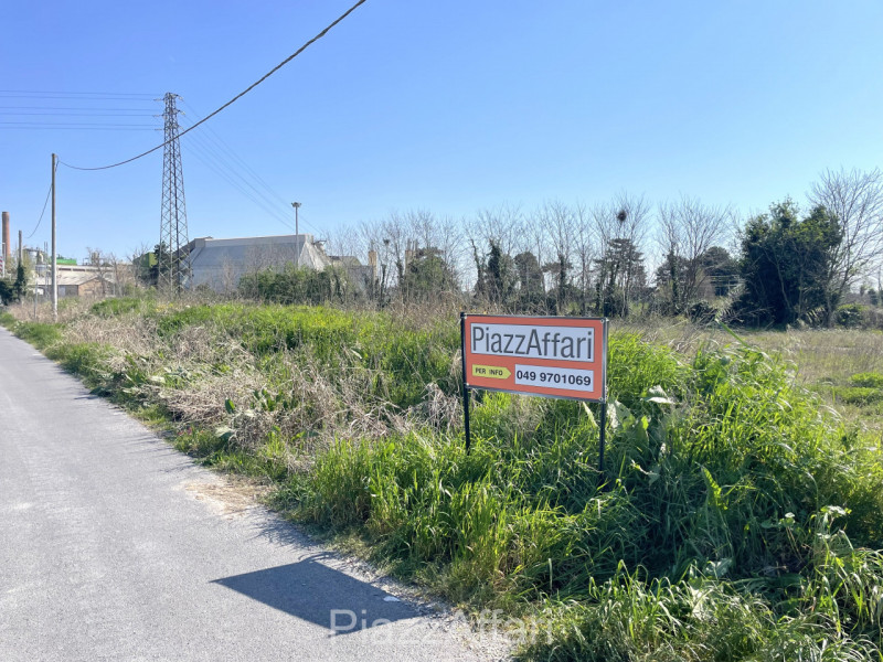 Introvabile soluzione, unica nel suo genere, ideale per camionisti che necessitino di un ampio pa...