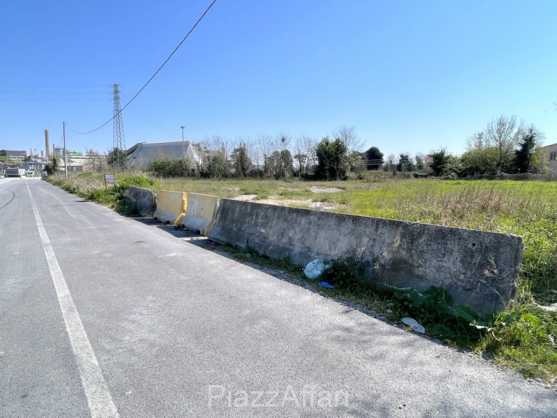 Introvabile soluzione, unica nel suo genere, ideale per camionisti che necessitino di un ampio pa...