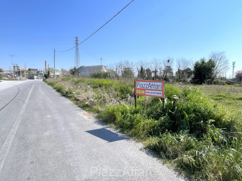 Introvabile soluzione, unica nel suo genere, ideale per camionisti che necessitino di un ampio pa...