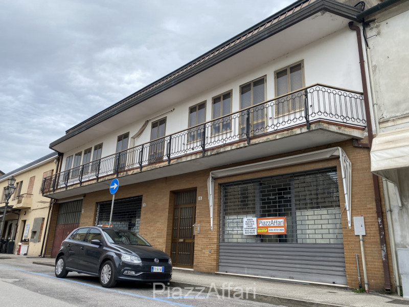 In centro storico vendesi fabbricato ad uso investimento composto al piano terra da due negozi ed...