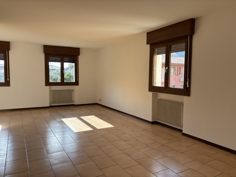 SPAZIOSO APPARTAMENTO NON ARREDATO IN LOCAZIONE SU TRE LIVELLI A MONSELICE IN ZONA DI QUARTIERE.....