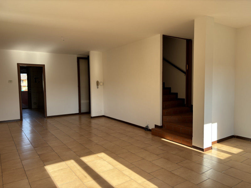 SPAZIOSO APPARTAMENTO NON ARREDATO IN LOCAZIONE SU TRE LIVELLI A MONSELICE IN ZONA DI QUARTIERE.....