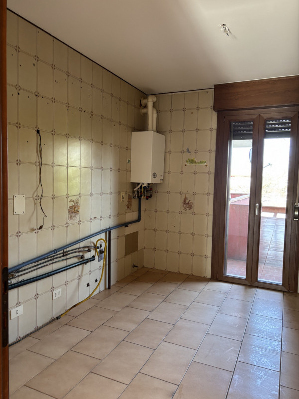 SPAZIOSO APPARTAMENTO NON ARREDATO IN LOCAZIONE SU TRE LIVELLI A MONSELICE IN ZONA DI QUARTIERE.....