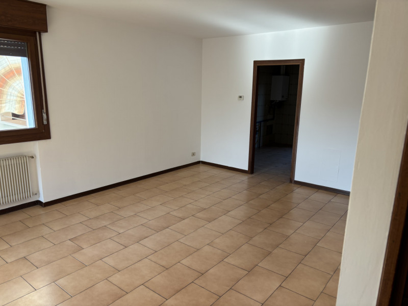 SPAZIOSO APPARTAMENTO NON ARREDATO IN LOCAZIONE SU TRE LIVELLI A MONSELICE IN ZONA DI QUARTIERE.....