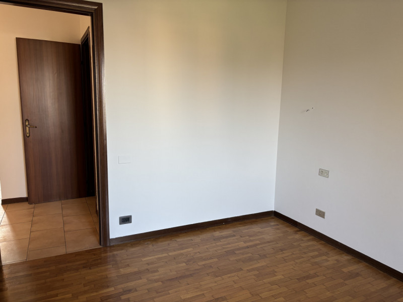 SPAZIOSO APPARTAMENTO NON ARREDATO IN LOCAZIONE SU TRE LIVELLI A MONSELICE IN ZONA DI QUARTIERE.....