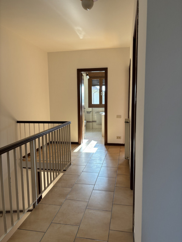 SPAZIOSO APPARTAMENTO NON ARREDATO IN LOCAZIONE SU TRE LIVELLI A MONSELICE IN ZONA DI QUARTIERE.....