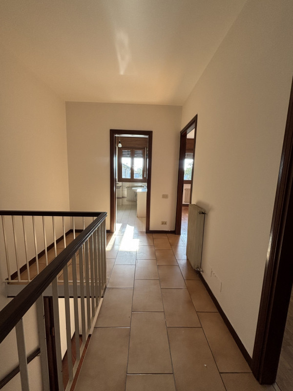 SPAZIOSO APPARTAMENTO NON ARREDATO IN LOCAZIONE SU TRE LIVELLI A MONSELICE IN ZONA DI QUARTIERE.....