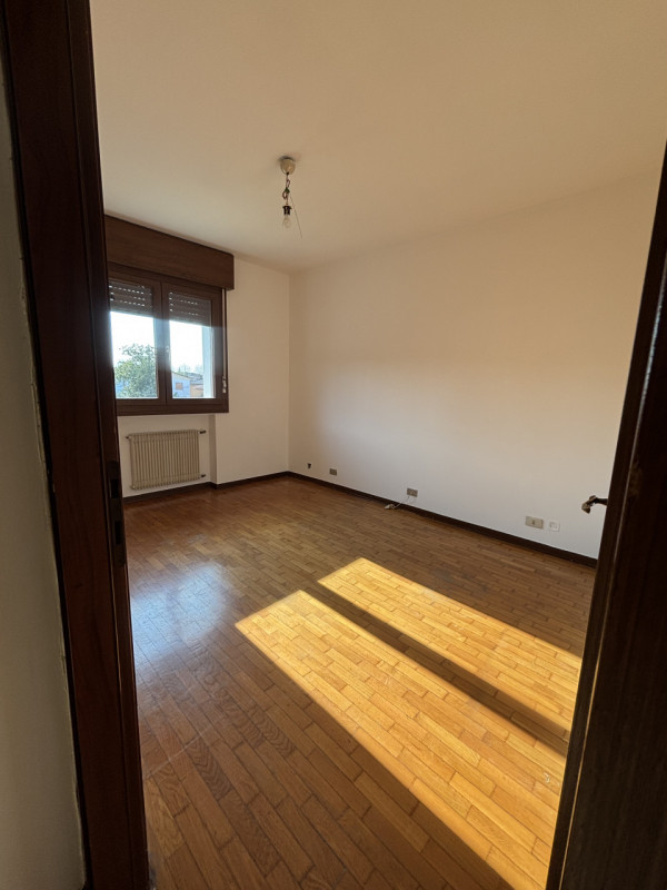 SPAZIOSO APPARTAMENTO NON ARREDATO IN LOCAZIONE SU TRE LIVELLI A MONSELICE IN ZONA DI QUARTIERE.....