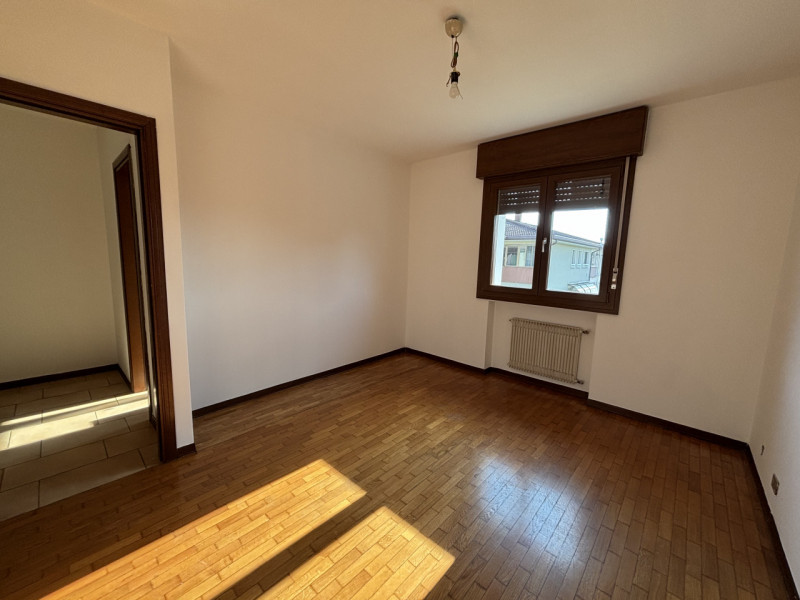 SPAZIOSO APPARTAMENTO NON ARREDATO IN LOCAZIONE SU TRE LIVELLI A MONSELICE IN ZONA DI QUARTIERE.....