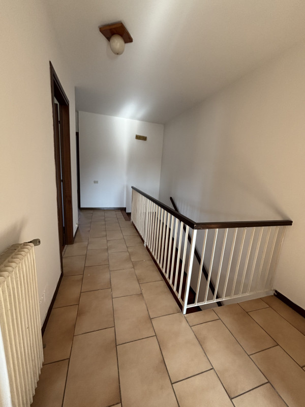 SPAZIOSO APPARTAMENTO NON ARREDATO IN LOCAZIONE SU TRE LIVELLI A MONSELICE IN ZONA DI QUARTIERE.....