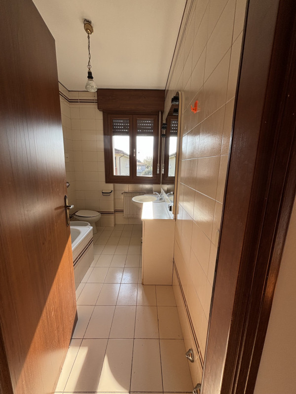 SPAZIOSO APPARTAMENTO NON ARREDATO IN LOCAZIONE SU TRE LIVELLI A MONSELICE IN ZONA DI QUARTIERE.....