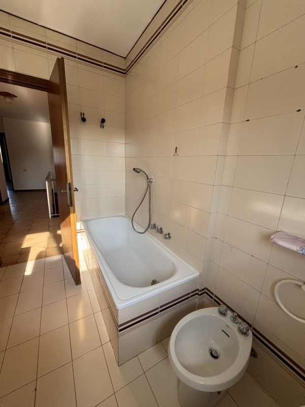 SPAZIOSO APPARTAMENTO NON ARREDATO IN LOCAZIONE SU TRE LIVELLI A MONSELICE IN ZONA DI QUARTIERE.....