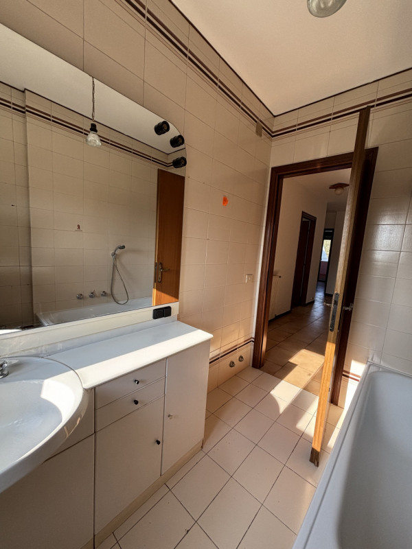 SPAZIOSO APPARTAMENTO NON ARREDATO IN LOCAZIONE SU TRE LIVELLI A MONSELICE IN ZONA DI QUARTIERE.....