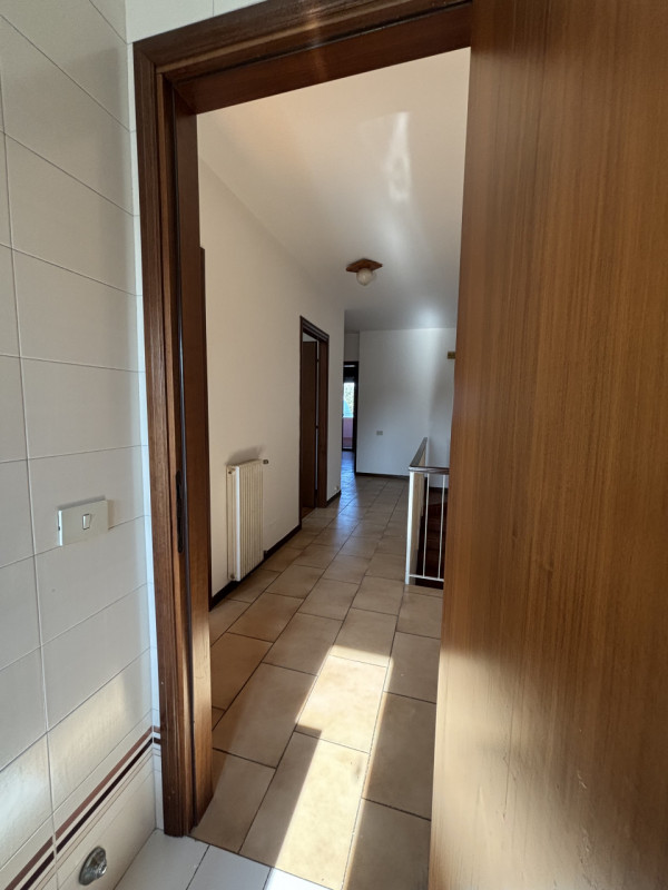 SPAZIOSO APPARTAMENTO NON ARREDATO IN LOCAZIONE SU TRE LIVELLI A MONSELICE IN ZONA DI QUARTIERE.....