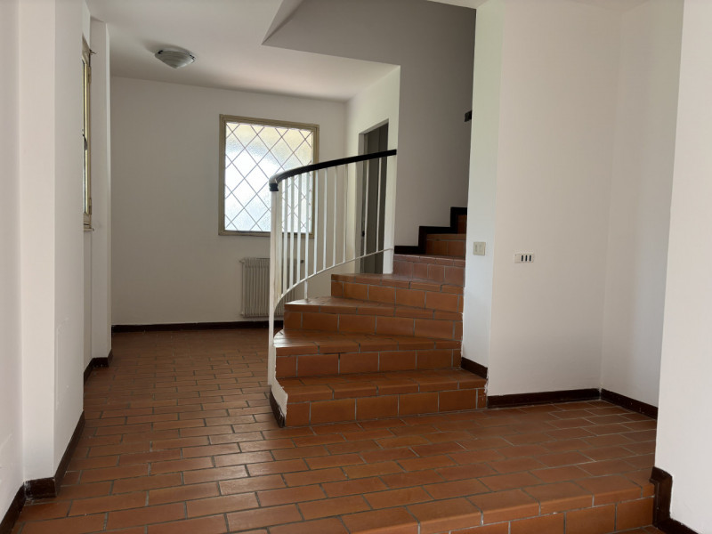 SPAZIOSO APPARTAMENTO NON ARREDATO IN LOCAZIONE SU TRE LIVELLI A MONSELICE IN ZONA DI QUARTIERE.....