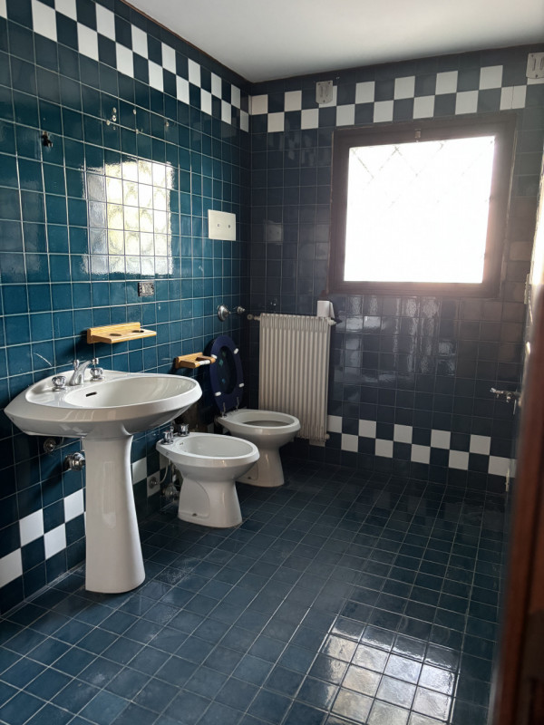 SPAZIOSO APPARTAMENTO NON ARREDATO IN LOCAZIONE SU TRE LIVELLI A MONSELICE IN ZONA DI QUARTIERE.....