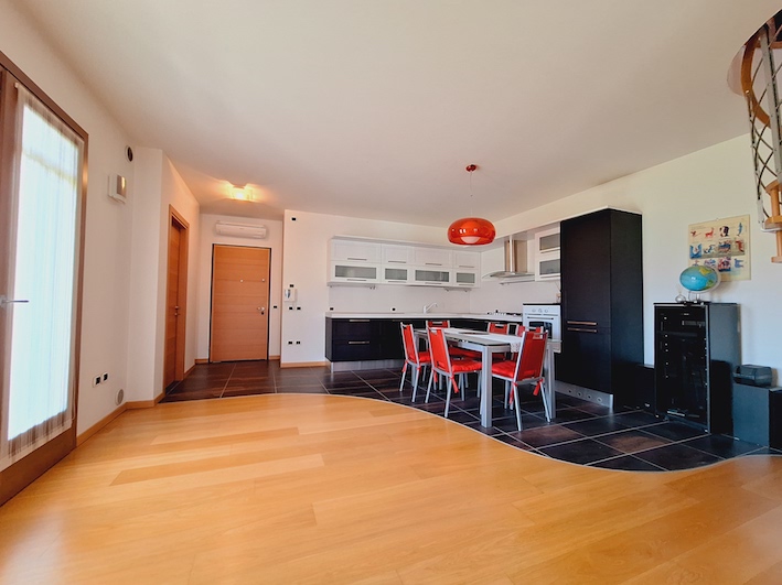 Bellissimo appartamento duplex, in una tranquilla palazzina del 2007 che ospita solo sette unità ...