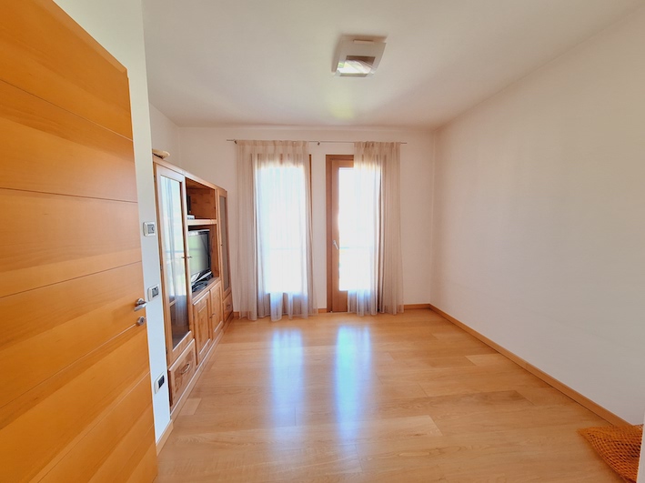 Bellissimo appartamento duplex, in una tranquilla palazzina del 2007 che ospita solo sette unità ...