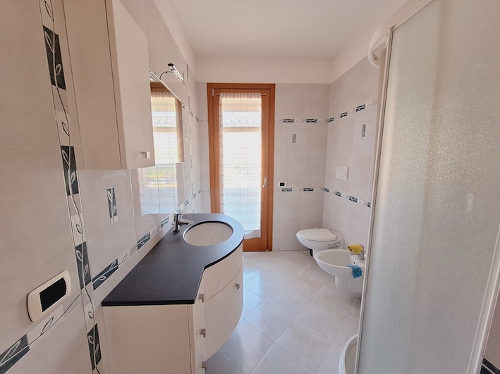 Bellissimo appartamento duplex, in una tranquilla palazzina del 2007 che ospita solo sette unità ...