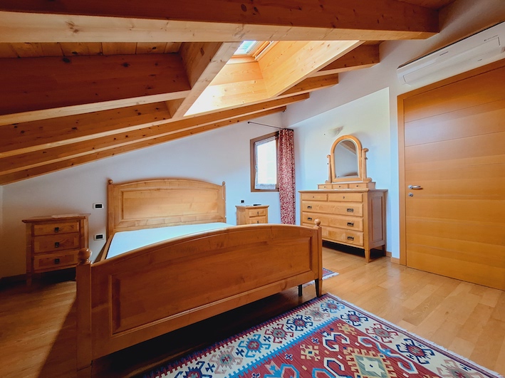 Bellissimo appartamento duplex, in una tranquilla palazzina del 2007 che ospita solo sette unità ...