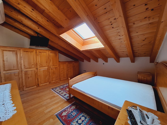 Bellissimo appartamento duplex, in una tranquilla palazzina del 2007 che ospita solo sette unità ...