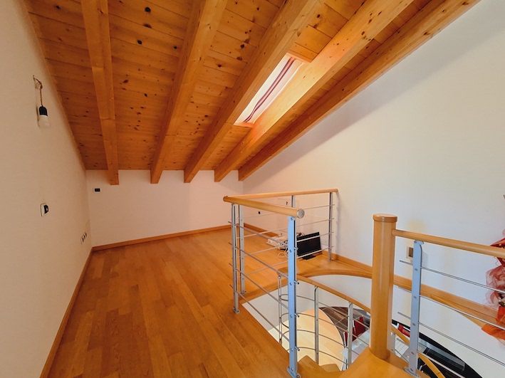 Bellissimo appartamento duplex, in una tranquilla palazzina del 2007 che ospita solo sette unità ...