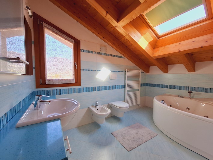 Bellissimo appartamento duplex, in una tranquilla palazzina del 2007 che ospita solo sette unità ...